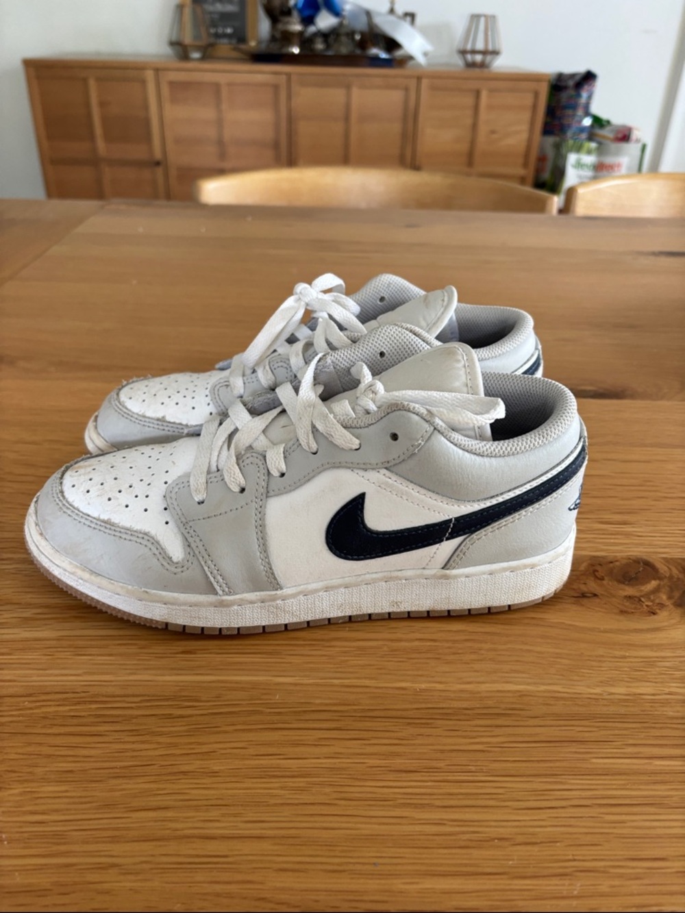 Nike Kids White and Navy Low-Top Sneakers with navy swoosh